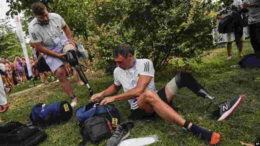 Az ukrán veterán Olekszandr Dasko (balra) és Pavlo Tovcik készülnek a Boszporusz átúszására, augusztus 24-én. Mindhárom ukrán induló teljesítette a távot, pedig a két amputált veterán már a rajt előtt nehézségekkel szembesült – a szervezők eleinte nem engedték őket versenyezni, ragaszkodva ahhoz, hogy külön kategóriában kell indulniuk, a fogyatékkal élők között, de kitartottak, és a többiekkel együtt úszták végig a versenyt