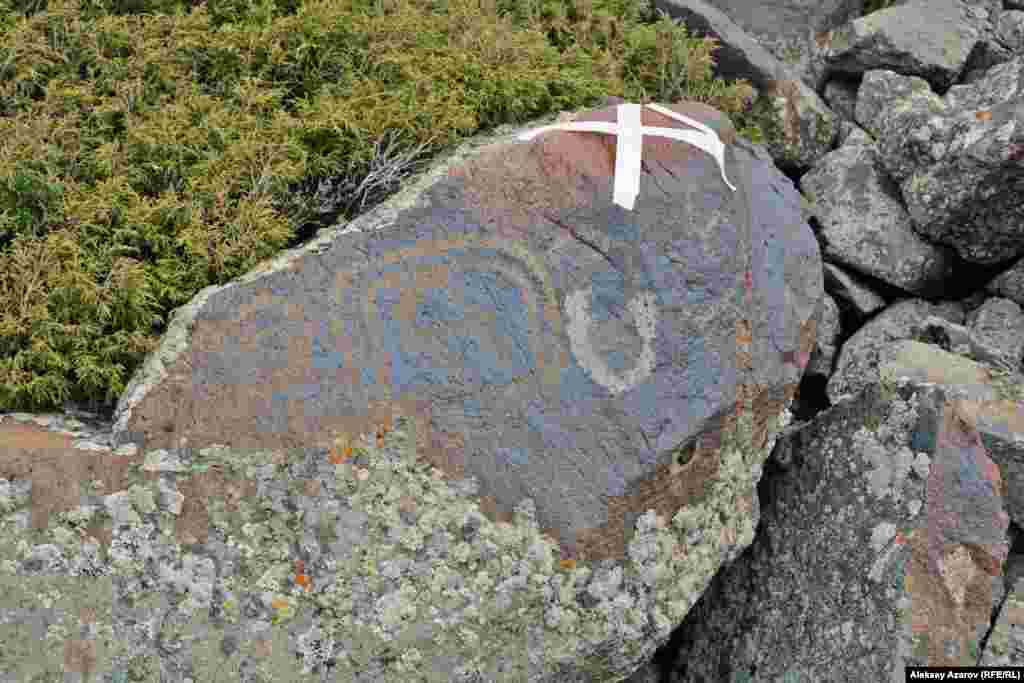 Изучение петроглифов Кыземшека профессиональными археологами началось в 2015 году. Тогда здесь побывала экспедиция научных сотрудников заповедника-музея &laquo;Иссык&raquo;. Краткие итоги этой экспедиции изложены в статье Алексея Чекина и Асель Амаргазиевой &laquo;Петроглифы Кыземшек и Науакескен&raquo;, размещенной на сайте заповедника-музея. По мнению Алексея Чекина, на древней террасе, образованной моренными сходами, было несколько крупных панно с рисунками, разрушенных в результате катаклизмов (землетрясения, сходы лавин). Часть рисунков оказалась под завалами, часть &ndash; на поверхности. Морена постепенно сползает вниз, ломая камни с рисунками. Поэтому необходимо сделать свод рисунков и их фотофиксацию. На этом камне изображен самый интересный, по мнению Чекина, рисунок козла с рогами, стилизованными под спираль солярного знака. Археолог полагает, что это подтверждает близость культов Солнца и Фарна (древнеиранское божество, материальное воплощение животворящей силы Солнца).