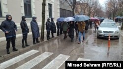 Kordon policije blokira pristup zgradi Skupštine Hercegovačko-neretvanjskog Kantona, u kojoj se održava sjednica na kojoj neće biti raspravljano o problemima prosvjetnih radnika.