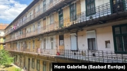 A Diószegi utca 18. az egyik, az állam által 2024-ben kisajátított épület. A kerület vezetése készült a lakók kárpótlására.