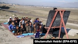 Afghan children attend class outside due to a lack of school facilities in Laghman Province. (file photo)
