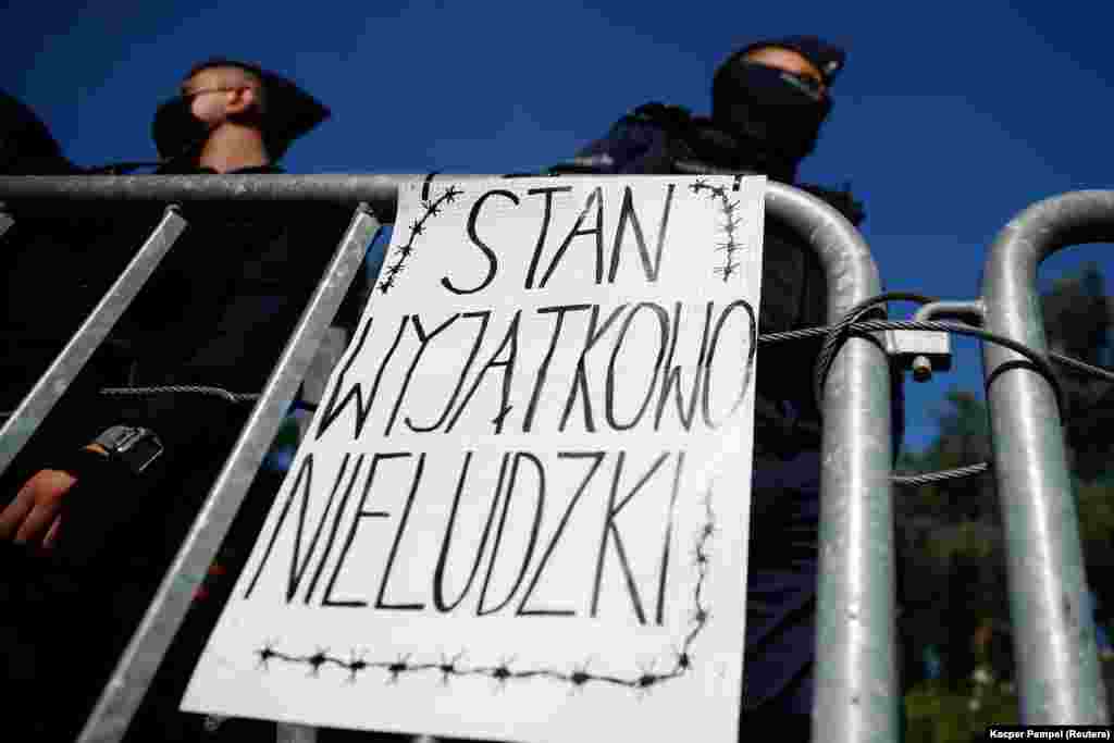 &bdquo;Rendkívül embertelen állapot&rdquo; &ndash; olvasható a lengyel parlament előtt kifüggesztett plakáton