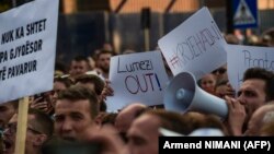 Foto nga protesta e së mërkurës, pas dorëheqjes së prokurorit special, Elez Blakaj, i cili po hetonte rastin e njohur si “listat e veteranëve të ish-UÇK-së”.