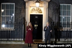 Boris Johnson și soția sa în fața reședinței din Downing Street 10