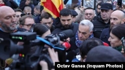 Calin Georgescu i deseci njegovih pristaša okupili su se ispred zatvorenog biračkog mjesta u Bukureštu, 8. 12. 2024.