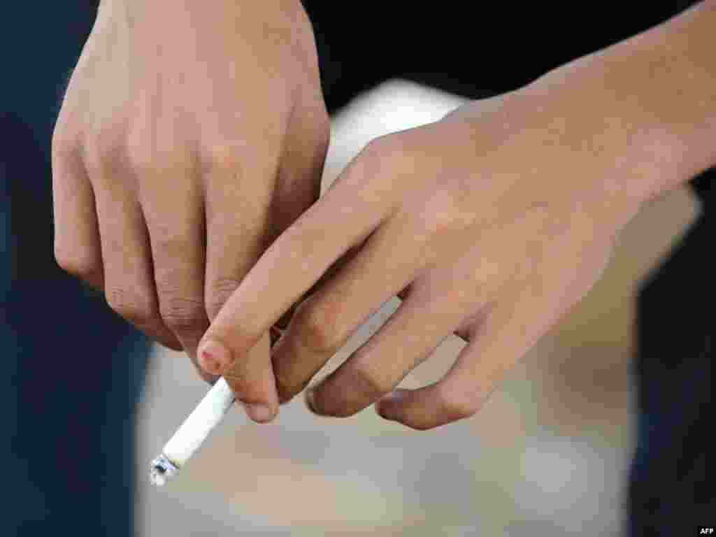 Владини раководители кои пушат - Новите прописи одобрени од претседателот Ахмадинеџад во јули забранува раководители во владата да пушат. Одлуката е наменета за одржување на менталното и физичкото здравје на раководителите и доаѓа како дел од општата кампања против пушењето