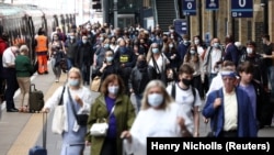 Prolaznici nose zaštitne maske na stanici Kings Kros, tokom epidemije korona virusa u Londonu (arhivska fotografija: 12. jul 2021. godine)