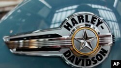 Tax, baby, tax. Motociclete americane Harley Davidson într-un salon de vânzări din Frankfurt, Germania. Asemenea importuri ar urma să fie taxate suplimentar în UE, ca răspuns la tarifele lui Donald Trump. 