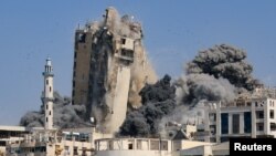 Дим се издига от евакуираната жилищна кула Ал-Гефари, която се срутва след израелски въздушни удари в град Газа, 15 септември 2025 г.