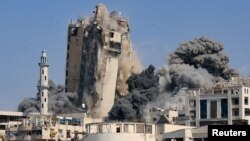 Dim se diže iz evakuisane stambene kule Al-Gefari, koja se ruši nakon što je pogođena izraelskim vazdušnim napadima, u gradu Gazi, 15. septembra 2025.