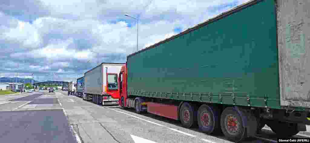 Na ulazak u Hrvatsku čekaju teretna vozila nosivosti iznad 7, 5 tona