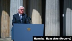 Predsednik Nemačke drži govor na ceremoniji u Memorijalnom centru žrtvama rata u Berlinu, 8. maja 2020.