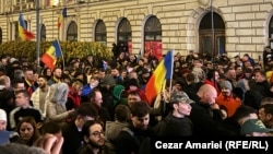 Schimbările politice bruște și incertitudinile privind viitorul au afectat societatea, iar unele proteste organizate în ultimele luni au degenerat în violențe verbale sau fizice. 
