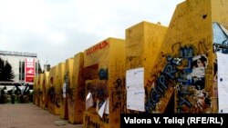 Spomenik postavljen u Prištini povodom proglašenja nezavisnosti Kosova