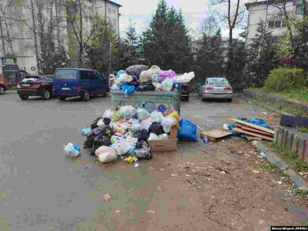 Radnici regionalne deponije štrajkuju i traže od banjalučke Gradske uprave da riješi problem između Javnog preduzeća "Dep-ot", koje upravlja deponijom, i privatnog komunalnog preduzeća "Čistoća" iz Banjaluke, koje je zaduženo za odvoz otpada.