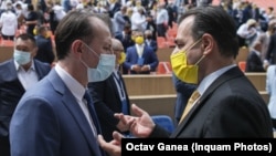 Premieru Florin Cîțu vrea să preia președinția PNL la congresul din 25 septembrie. Foto: Florin Cîțu și președintele PNL, Ludovic Orban, la Consiliul National al partidului, 30 mai 2021.