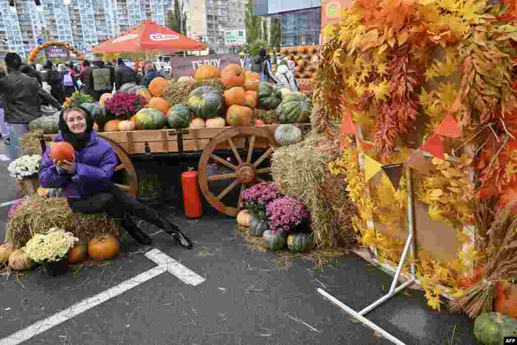 A háború sújtotta ország fővárosának lakói örömmel fogadták a nyomasztó hétköznapok közé vidámabb perceket hozó színes forgatagot