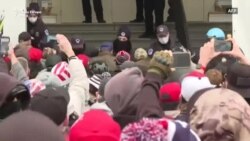 Protestuesit futen brenda Kongresit