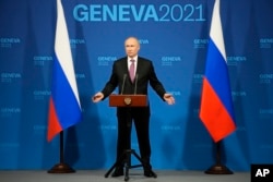 Vlagyimir Putyin sajtótájékoztatót tart Genfben, 2021. június 16-án, miután találkozott Joe Biden amerikai elnökkel