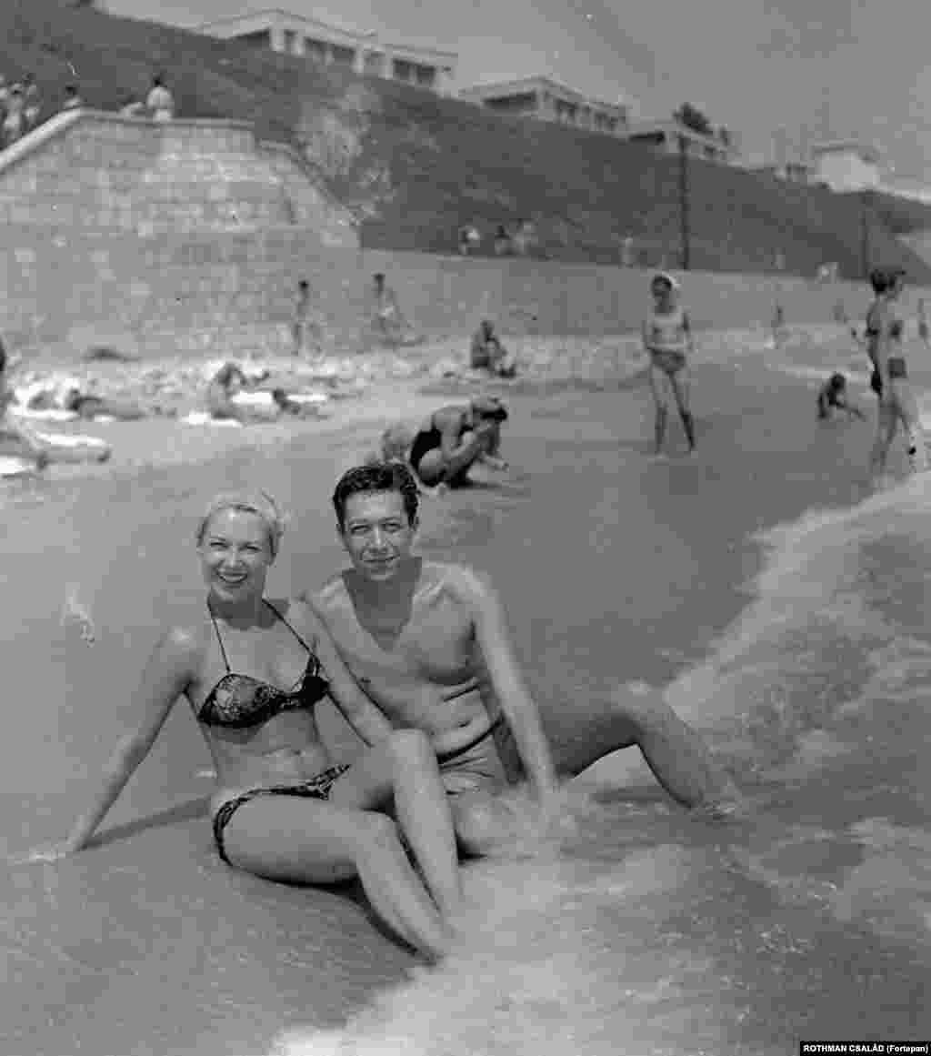 Actorii Istvan Rozsos and Dorottya Geczi se relaxează pe malul Mării Negre, în apropiere de Constanța (1959).&nbsp;