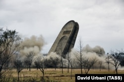 Снос бетонного мемориала в Кутаиси в декабре 2009 года.