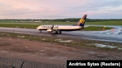 Авионот на „Рајанер“, кој го превезуваше белорускиот опозициски блогер и активист Роман Протасевич и беше пренасочен кон Белорусија, каде властите го приведоа Протасевич. Авионот потоа слета на аеродромот во Вилнус, Литванија. 23.05.2021.