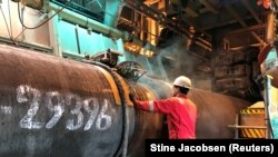 Munka az Északi Áramlat 2 vezetékét fektető egyik hajó fedélzetén. 2019. szeptember 13. 