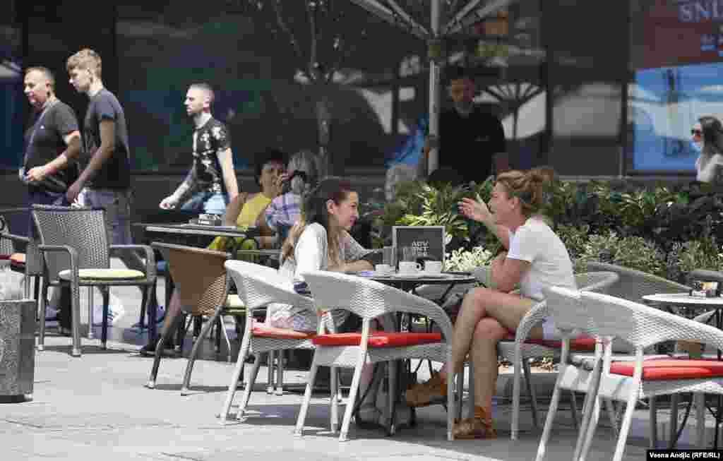 Globalni okvir za međunarodnu saradnju u borbi protiv klimatskih promena je Pariski sporazum koji su pre šest godina potpisale sve zemlje sveta.&nbsp;Cilj je da se planetarno povećanje prosečne temperature zadrži ispod dva stepena Celzijusa u odnosu na preindustrijski period, najpre redukcijama emisije gasova staklene bašte. 