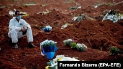 U jednom od brazilskih gradova, Manausu, vlasti su naredile kopanje masovnih grobnica, kako bi uspeli da sahrane sve žrtve virusa