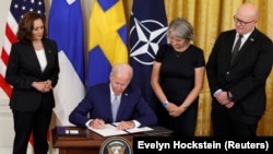 Joe Biden pored potpredsjednice SAD-a Kamale Harris (lijevo), švedske ambasadorice u SAD-u Karin Olofsdotter (druga zdesna) i finskog ambasadora u Washingtonu Mikko Hautala potpisuje dokumente o ratifikaciji nordijskih zemalja za pridruživanje NATO-u u Washingtonu, 9. augusta.