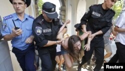 Кінець однієї з попередніх акцій FEMEN проти Євро-2012, 19 червня 2012 року
