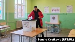 Гласање на избирачко место во Грачаница за косовските парламентарни избори, 9 февруари 2025