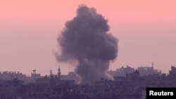 Дим се издига над Ивицата Газа близо до границата с Израел (илюстративна снимка).
