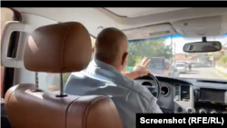 Премиерът Бойко Борисов редовно "обикаля с джипката" страната, докато негов сътрудник излъчва срещите му на живо в социалните мрежи.