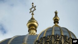 Oblaci prekrivaju nebo iznad Davidove zvijezde na vrhu 'Nove sinagoge' u centru Berlina, Njemačka, 27. juna 2023.