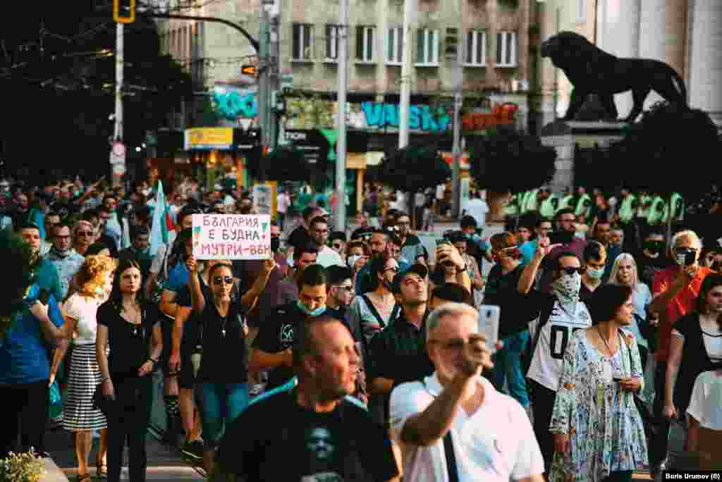 Едно од барањата на демонстрантите е оставката на главниот обвинител Иван Гешев, чија канцеларија е во Судската палата.