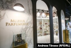 Parfumuri expuse în Muzeul Parfumului din București, parte a colecției lui Val Iacob.