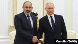 სომხეთის პრემიერ-მინისტრი ნიკოლ ფაშინიანი (მარცხნივ) და რუსეთის პრეზიდენტი ვლადიმირ პუტინი კრემლში. 2021 წ. 7 აპრილი.