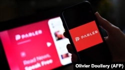  A Parler közösségi oldalt januárban a Google és az Apple is törölte a boltjából.
