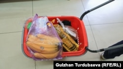 Корзина в одном из супермаркетов Бишкека. Иллюстративное фото. 