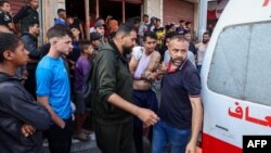 Palestinski spasioci evakuišu povrijeđene nakon što je izraelski dron navodno otvorio vatru na civile okupljene u blizini mjesta za distribuciju pomoći nedaleko od takozvanog "kontrolnog punkta Netzarim", u centralnom Pojasu Gaze, 1. juna 2025. godine.
