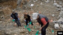 Forenzičari obilježavaju masovnu grobnicu sa ostatcima tela kosovskih Albanaca u Rudnici na jugu Srbije u aprilu 2014.