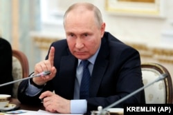 Președintele rus Vladimir Putin în timpul unei întâlniri cu corespondenții de război ruși care acoperă conflictul din Ucraina, Kremlin, Moscova, pe 13 iunie.