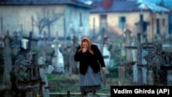 O femeie în vîrstă la Copaciu, în România, 5 aprilie 2018