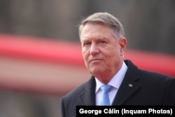 Klaus Iohannis la ceremonia de părăsire definitivă a Palatului Cotroceni, în februarie 2025. Iohannis a avut două mandate de câte cinci ani, între 2014-2019 și 2019-2024. El a rămas în funcție și după expirarea mandatelor ca urmare a anulării alegerilor din noiembrie 2024.