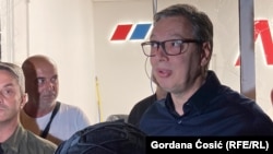 Predsednik Srbije Aleksandar Vučić u razbijenim stranačkim prostorijama, 18. avgust 2025.