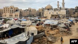 Палатки с настанени хора, разселени от войната, разположени близо до силно повредената джамия Шейх Хамад бин Халифа Ал-Тани в жилищния комплекс Хамад Сити в град Хан Юнис, Южна Газа.