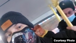 Марк Богданов в автобусе с задержанными