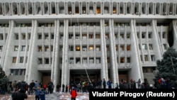 Zgrada Vlade u Biškeku nakon što su preuzeli demonstranti, 6. oktobar 2020. 