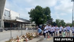 Studenti su uoči starta trke ka Briselu odali poštu i položili cveće ispred Železničke stanice u Novom Sadu gde je u obrušavanju betonske nadstrešnice 1. novembra 2024. poginulo 16 ljudi, 25. april 2025.